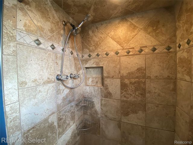 607 W Girard Avenue, Madison Heights, MI 48071