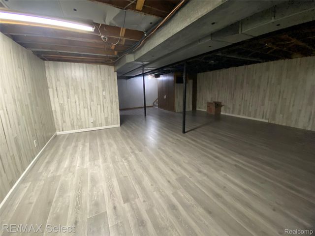 607 W Girard Avenue, Madison Heights, MI 48071
