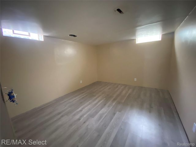 607 W Girard Avenue, Madison Heights, MI 48071
