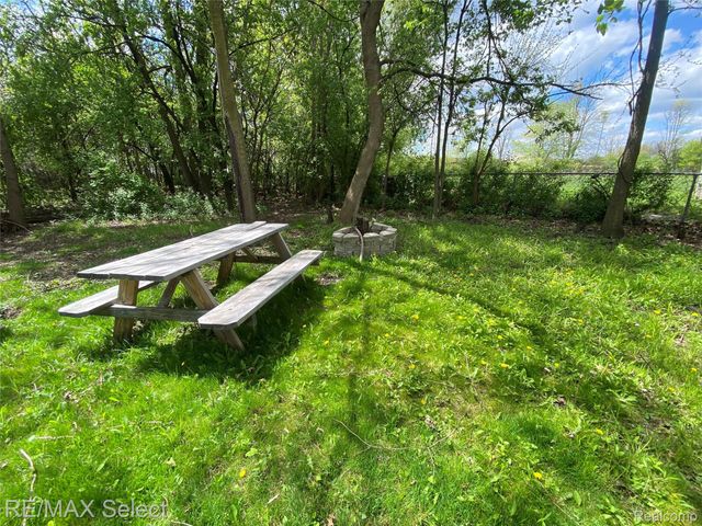 607 W Girard Avenue, Madison Heights, MI 48071