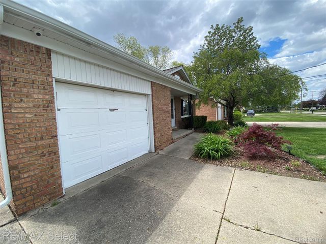 607 W Girard Avenue, Madison Heights, MI 48071