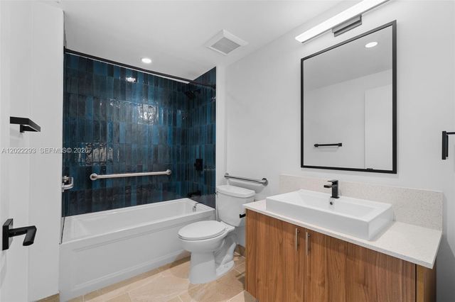 650 SW 1st St 403, Miami, FL 33130