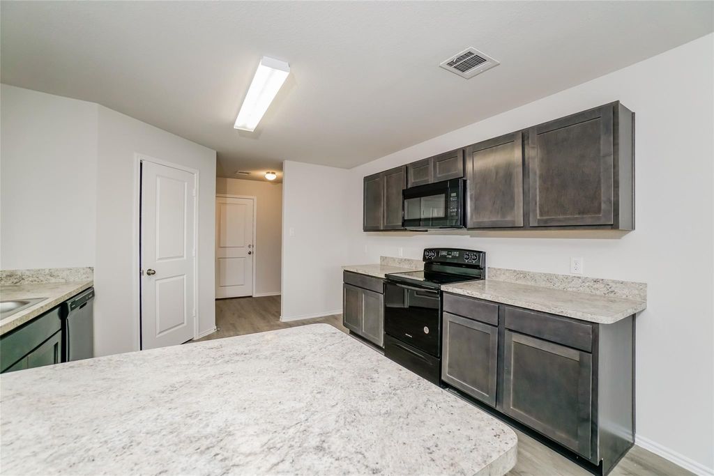 220 Blue Crane Street, Huntsville, TX 77320