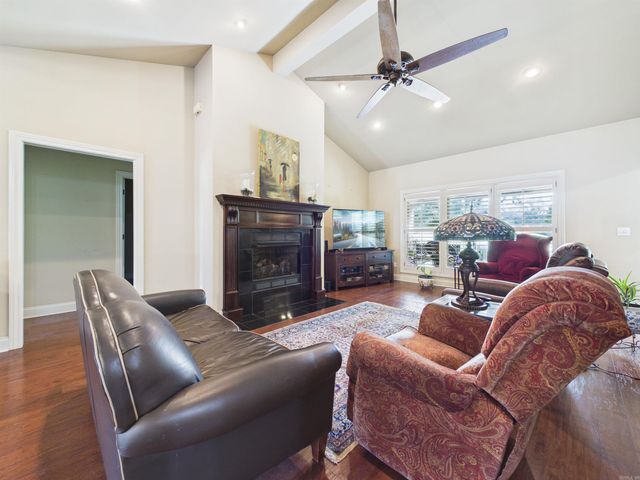 17 Valley View Rd, Batesville, AR 72501