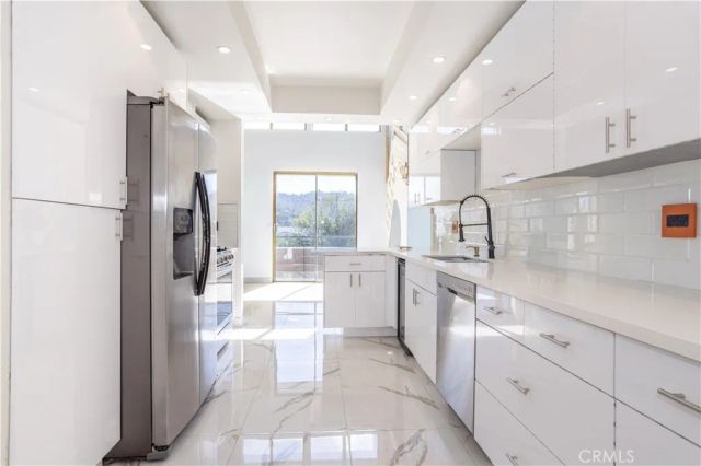 13331 Moorpark Street 319, Sherman Oaks, CA 91423