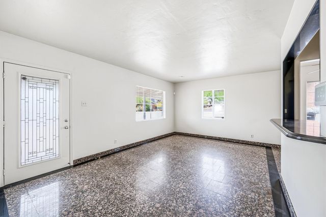 9427 N 1st Avenue, Phoenix, AZ 85021