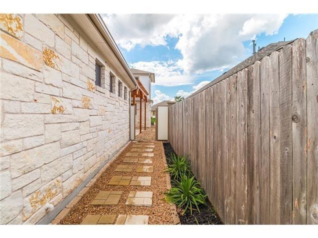 634 Irvin DR, San Marcos, TX 78666