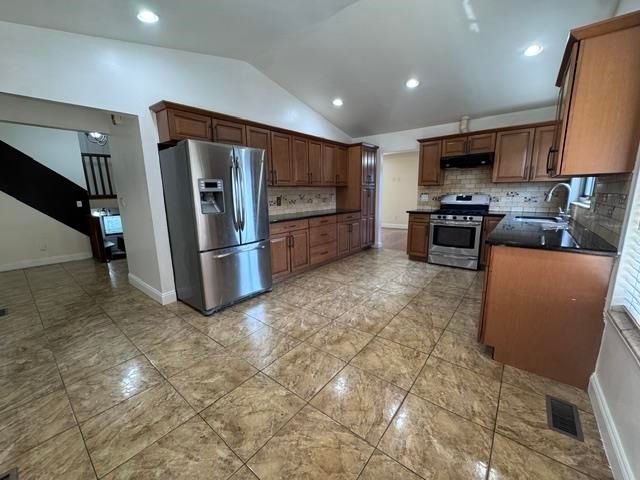 36730 Engleside Drive, Sterling Heights, MI 48310