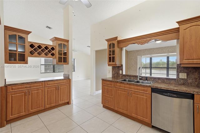 5250 King Arthur Ave, Davie, FL 33331