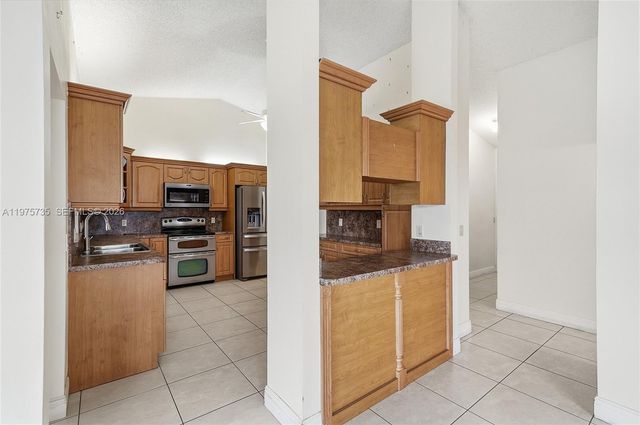 5250 King Arthur Ave, Davie, FL 33331