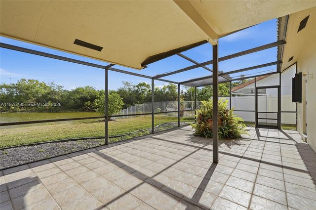 5250 King Arthur Ave, Davie, FL 33331