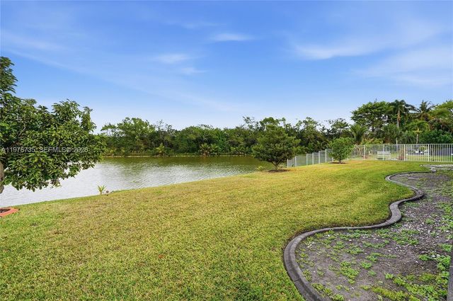 5250 King Arthur Ave, Davie, FL 33331