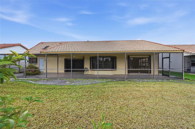 5250 King Arthur Ave, Davie, FL 33331