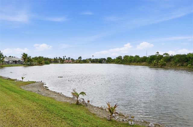 5250 King Arthur Ave, Davie, FL 33331