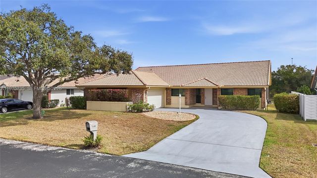 5250 King Arthur Ave, Davie, FL 33331