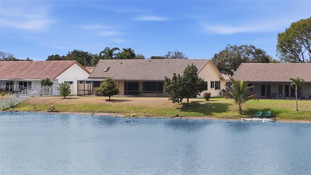 5250 King Arthur Ave, Davie, FL 33331