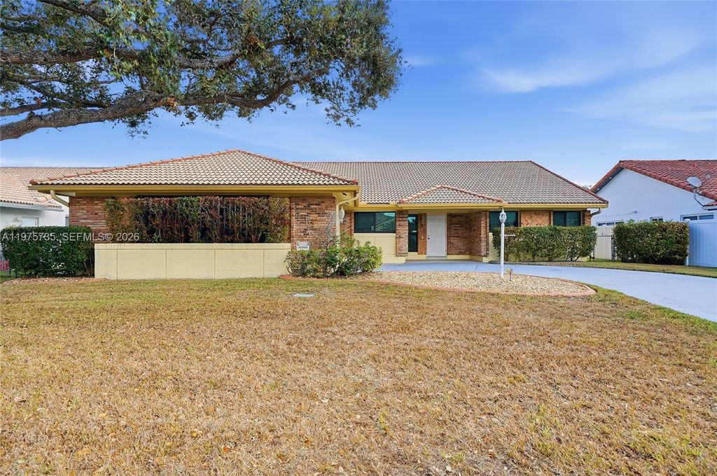 5250 King Arthur Ave, Davie, FL 33331