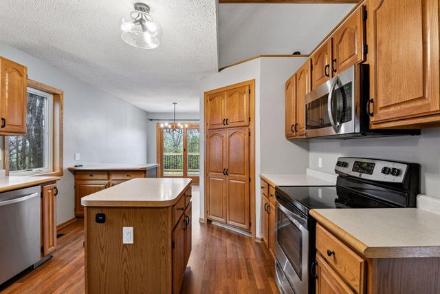 667 Liberty Heights Drive, Chaska, MN 55318