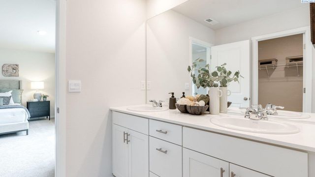 6433 Polar Dr, Pasco, WA 99301