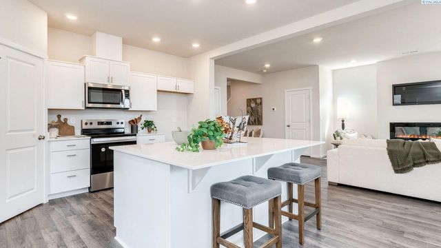 6433 Polar Dr, Pasco, WA 99301