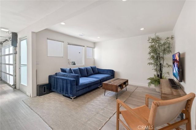 555 E 3rd, Long Beach, CA 90802