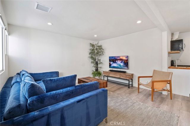 555 E 3rd, Long Beach, CA 90802