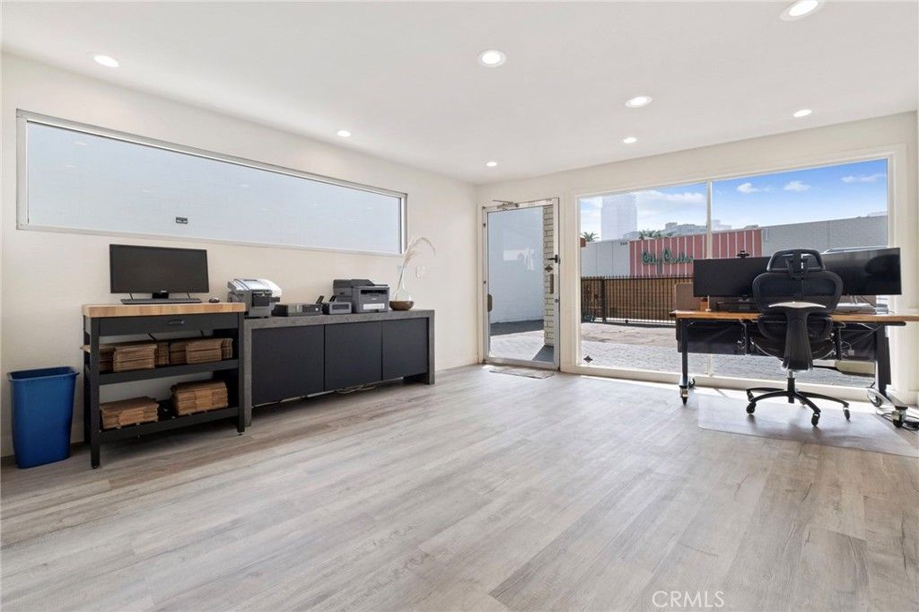 Image 11 of property listing at 555 E 3rd, Long Beach, CA 90802