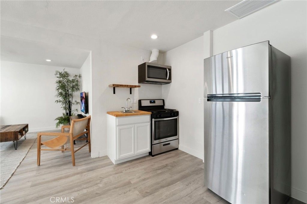 Image 14 of property listing at 555 E 3rd, Long Beach, CA 90802