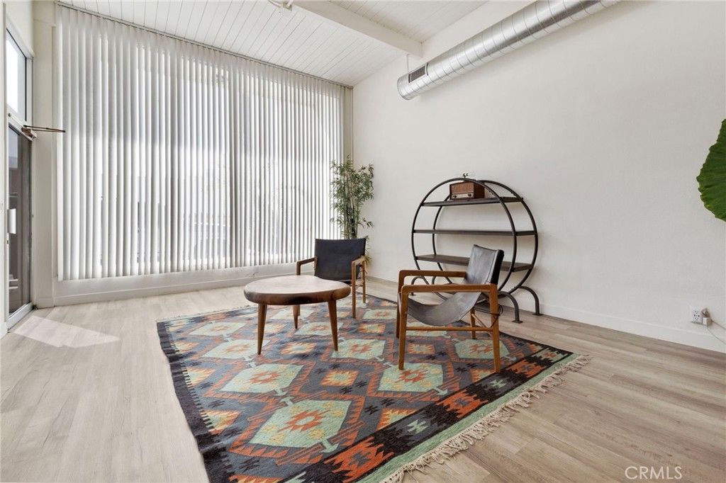 Image 4 of property listing at 555 E 3rd, Long Beach, CA 90802