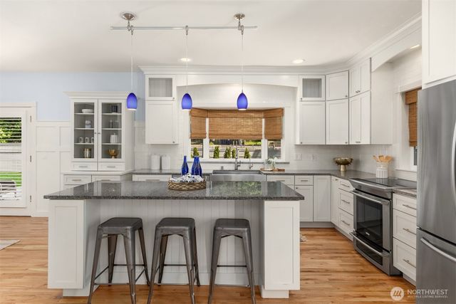 1854 Commodore Lane NW, Bainbridge Island, WA 98110