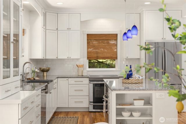 1854 Commodore Lane NW, Bainbridge Island, WA 98110