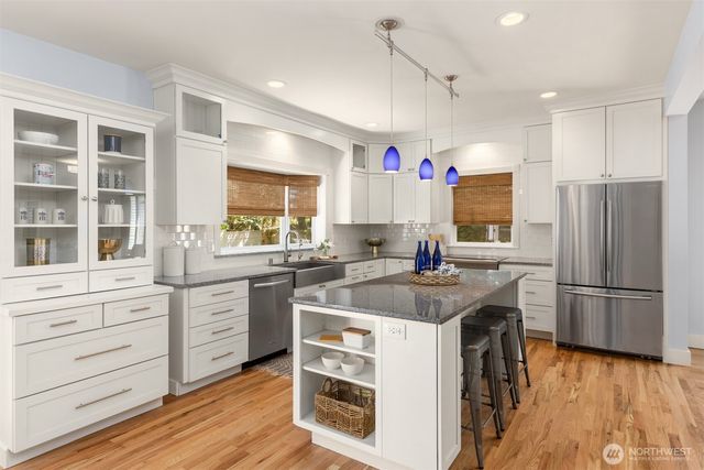 1854 Commodore Lane NW, Bainbridge Island, WA 98110