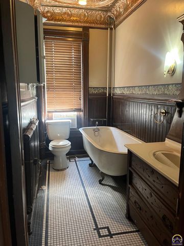 915 SW Munson AVE, Topeka, KS 66604