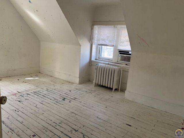 915 SW Munson AVE, Topeka, KS 66604