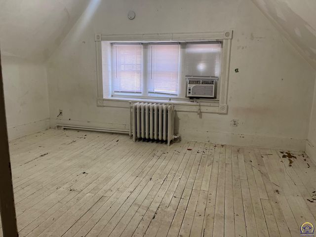 915 SW Munson AVE, Topeka, KS 66604