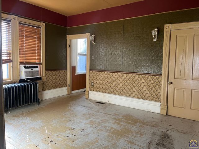 915 SW Munson AVE, Topeka, KS 66604