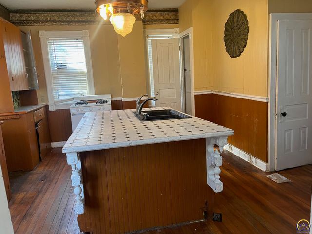 915 SW Munson AVE, Topeka, KS 66604