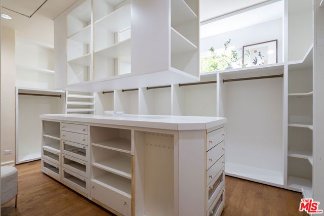 530 Moreno Avenue, Los Angeles, CA 90049