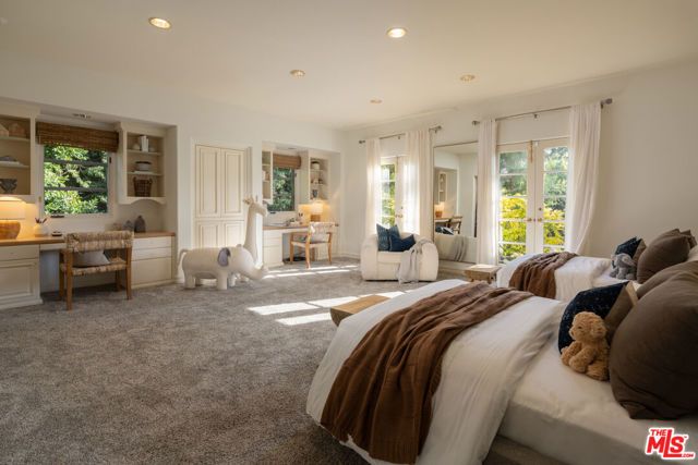 530 Moreno Avenue, Los Angeles, CA 90049