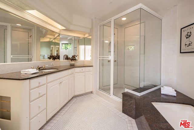 530 Moreno Avenue, Los Angeles, CA 90049