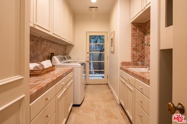 530 Moreno Avenue, Los Angeles, CA 90049