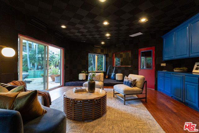 530 Moreno Avenue, Los Angeles, CA 90049