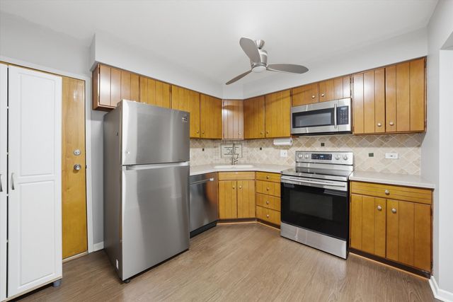 300 Claymoor Road 2E, Hinsdale, IL 60521