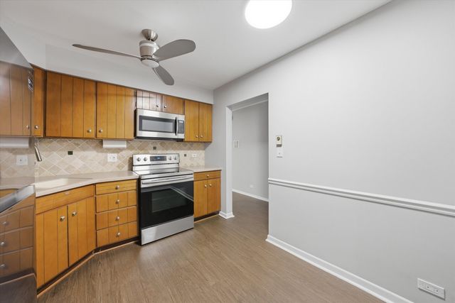 300 Claymoor Road 2E, Hinsdale, IL 60521