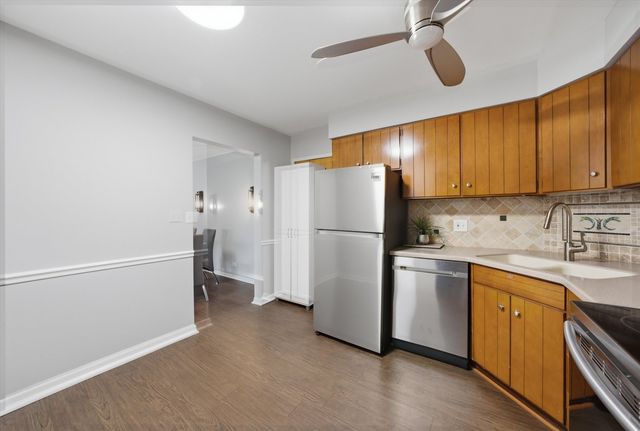 300 Claymoor Road 2E, Hinsdale, IL 60521