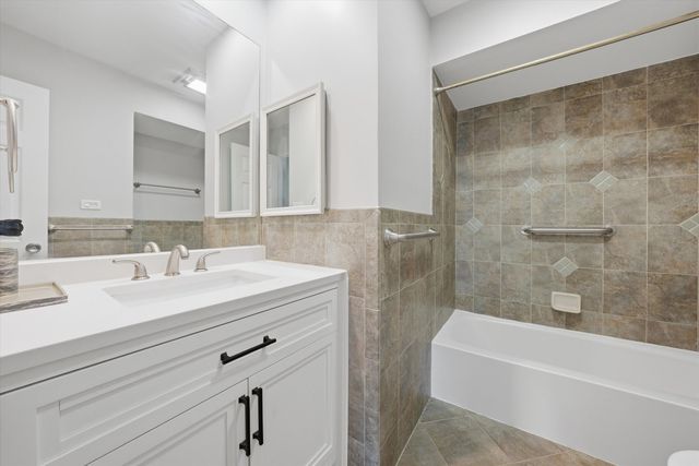 300 Claymoor Road 2E, Hinsdale, IL 60521