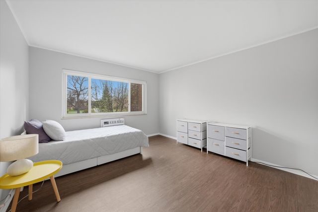 300 Claymoor Road 2E, Hinsdale, IL 60521