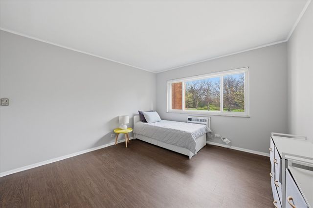 300 Claymoor Road 2E, Hinsdale, IL 60521