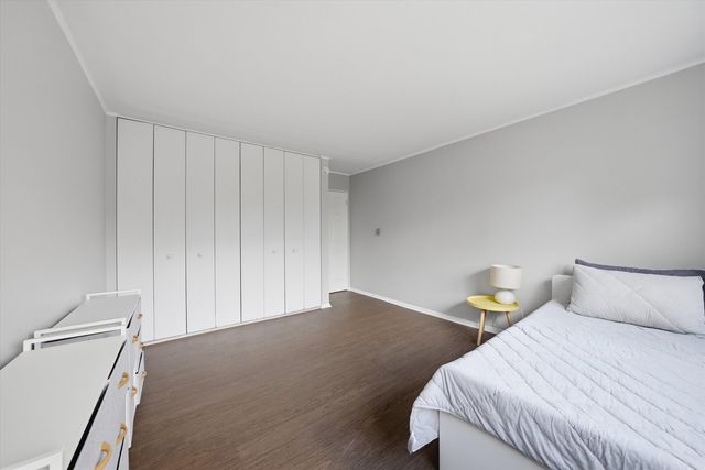 300 Claymoor Road 2E, Hinsdale, IL 60521