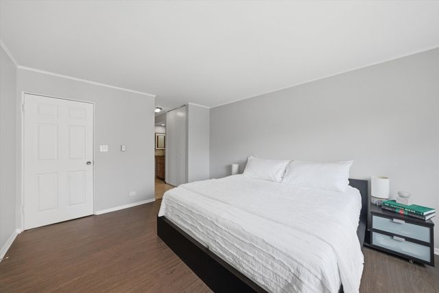 300 Claymoor Road 2E, Hinsdale, IL 60521